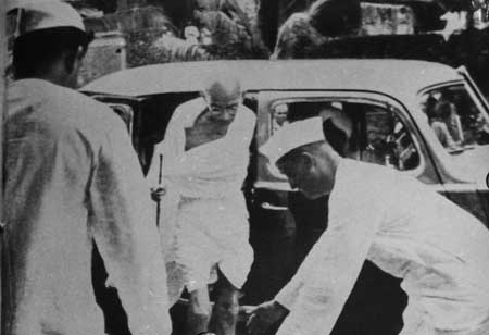 Gandhiji aliting from a car to join to quit India- congress session at Bombay on 8th August,1942.jpg